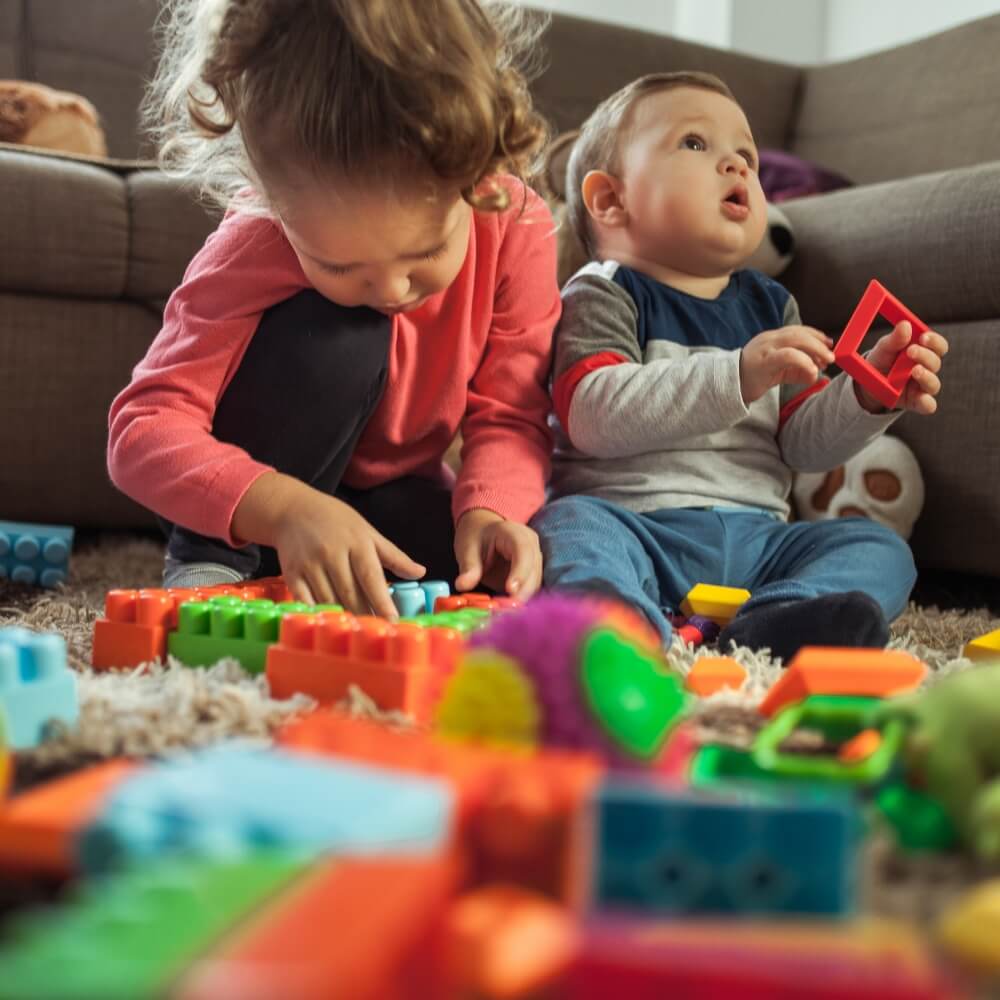 Banner Detskie Igrushki Дети играют с цветными кубиками